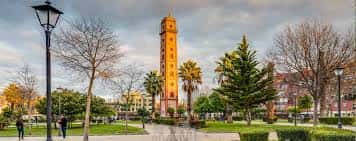 Panorámica de la Torre de los Perdigones situada en su entorno de parque público