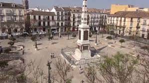 Vista aérea de la Plaza de la Merced destacando el obelisco central y el entorno urbano