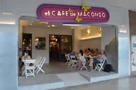 Fachada exterior y entrada principal de El Café de Macondo