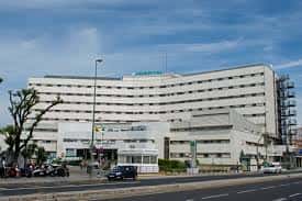 Vista panorámica exterior del edificio del Hospital Universitario Virgen Macarena desde la vía pública