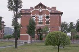 Edificio histórico de la biblioteca de la Facultad de Medicina y Enfermería en el área de Basurto