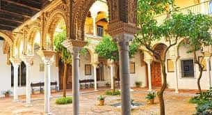 Patio principal de la Casa de los Pinelo con arquería renacentista y vegetación