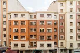 Fachada de un edificio residencial de estilo tradicional en la calle Paulino Caballero