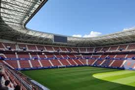 Vista panorámica del interior del Estadio El Sadar con sus gradas y terreno de juego