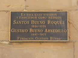 Placa conmemorativa en la fachada de la Fundación Gustavo Bueno