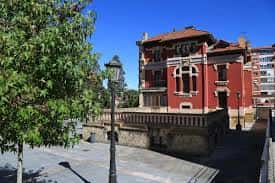 Vista exterior del palacete de la Fundación Gustavo Bueno en Oviedo