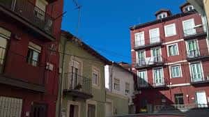 Fachadas de arquitectura tradicional en tonos rojizos y verdes en el centro de Santander