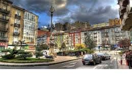 Perspectiva general de la Plaza de Numancia con su emblemática farola y arquitectura regional