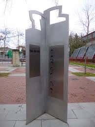 Monumento conmemorativo de acero en la Plaza del 3 de Marzo