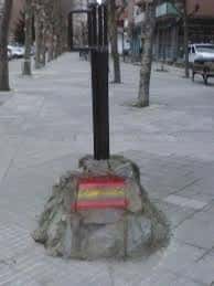 Escultura y monolito en la zona peatonal de la plaza