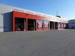 Fachada exterior del Parque de Bomberos de San Sebastián con los hangares de vehículos
