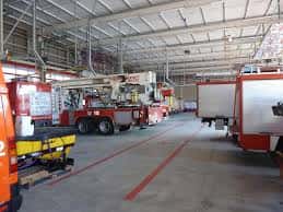 Vista del interior de las instalaciones con los camiones de bomberos