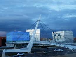 Perspectiva del edificio Etopia con la pasarela peatonal en primer plano