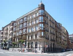 Fachada principal del edificio de las Juntas Generales de Bizkaia en Bilbao