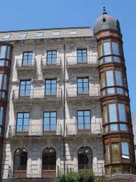 Detalle de la arquitectura exterior con balconadas y torreón circular