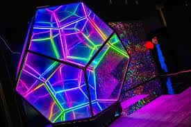 Instalación artística geométrica con luces de neón de colores