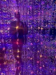 Sala inmersiva con cortinas de luces LED en tonos violetas y estrellas