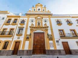 Fachada principal de la Capilla de los Marineros con su característica decoración en blanco y albero