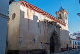 Fachada gótico-mudéjar y torre campanario de la Iglesia de San Esteban