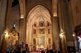 Interior de la iglesia con vista del altar mayor y las bóvedas de crucería