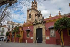 Vista exterior de la Parroquia de San Lorenzo Mártir con su emblemática fachada roja y torre campanario