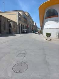 Vista exterior del Centro Cívico Municipal Uxío Novoneyra en su entorno urbano peatonal