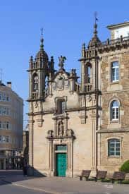 Fachada principal de la Iglesia de San Froilán con sus torres barrocas y hornacina central
