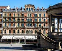 Fachada histórica del Nuevo Casino de Pamplona situada en la Plaza del Castillo