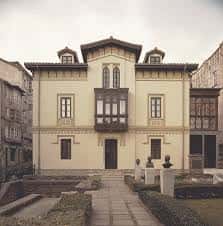 Fachada principal del edificio de la Fundación Gerardo Diego con su arquitectura tradicional y balcón de madera