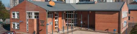 Vista exterior del edificio de la Escuela Oficial de Idiomas de Gijón con su fachada de ladrillo y entrada principal