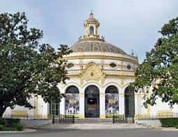 Vista exterior de la fachada principal y la cúpula del Casino de la Exposición