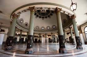 Interior del gran salón circular con columnas clásicas y techos ornamentados