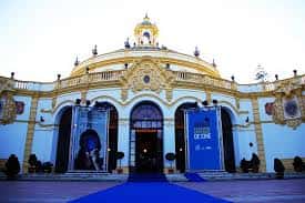 Fachada del edificio decorada para un festival con alfombra azul