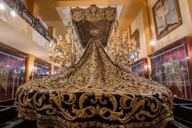 Detalle de los mantos y enseres procesionales expuestos en el área del museo