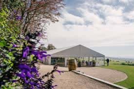Carpa blanca para eventos en Devils Dyke Farm con vistas al paisaje de Brighton