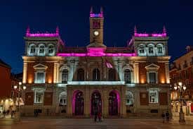 Fachada de la Casa Consistorial de Valladolid con iluminación nocturna ornamental