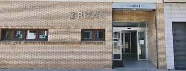 Fachada principal del centro BIZAN San Cristóbal con paredes de ladrillo y entrada acristalada