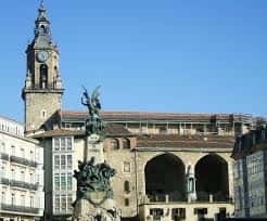 Vista exterior de la Iglesia de San Miguel Arcángel y el monumento a la Batalla de Vitoria