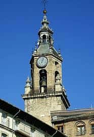 Detalle de la torre campanario y el reloj de la Iglesia de San Miguel Arcángel