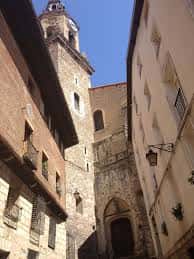 Perspectiva de las escalinatas y la arquitectura tradicional del Cantón de San Miguel