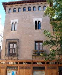 Fachada principal del torreón destacando los ventanales de estilo gótico-mudéjar