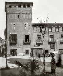Fotografía histórica en blanco y negro del Torreón Fortea y su entorno original