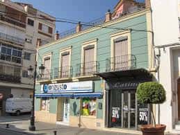 Fachada de edificio tradicional con balcones en la Calle Canalejas