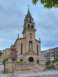 Vista exterior de la fachada principal y la torre del Santuario de Nuestra Señora de Fátima