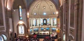 Perspectiva del altar mayor y el interior de la iglesia con sus vidrieras