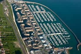 Vista aérea panorámica de la infraestructura y los muelles de Brighton Marina