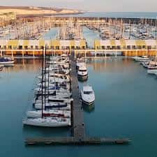 Embarcaciones de recreo amarradas en los pantalanes del puerto durante el atardecer