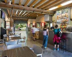 Interior del molino acondicionado como zona de cafetería y descanso