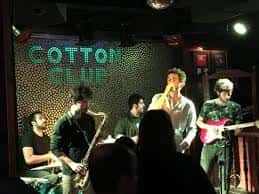 Actuación de una banda de música en directo en el escenario del club