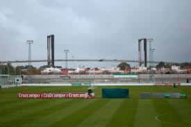 Vista del terreno de juego principal con el puente del Quinto Centenario al fondo